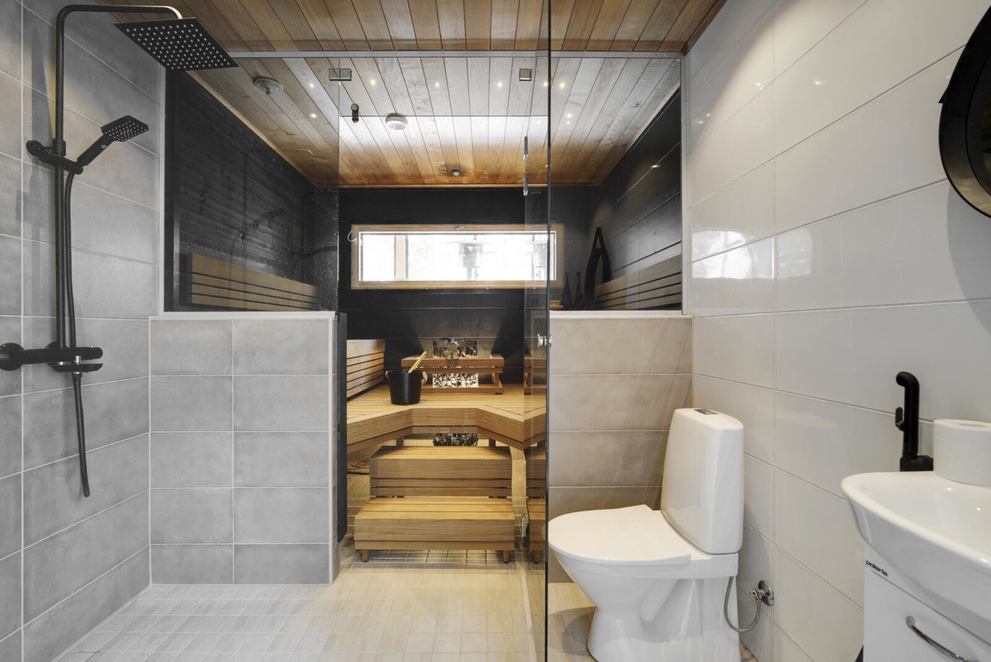 Muuramen muuttovalmiin hirsikodin kylphuone ja sauna