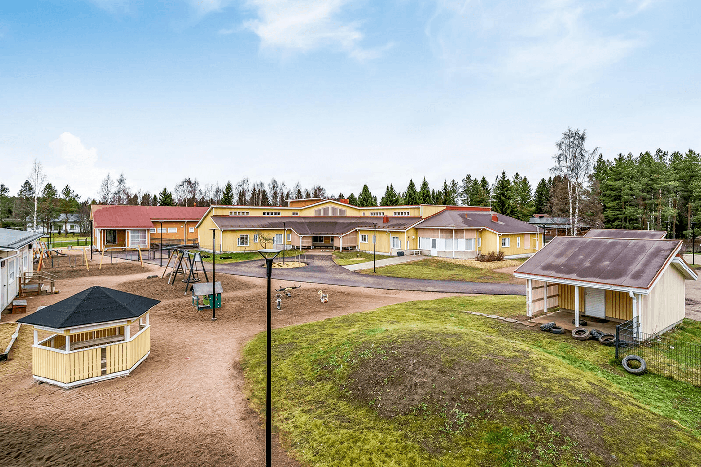 Pirttirannan hirsipäiväkoti piha